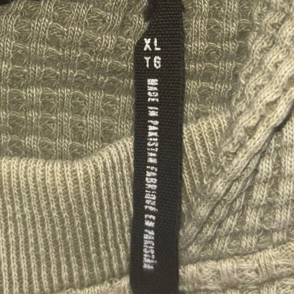 Urban Outfitters Women’s Cropped Hoodie Shirt Thermal Waffle Size XL Relaxed Fit - Picture 9 of 9